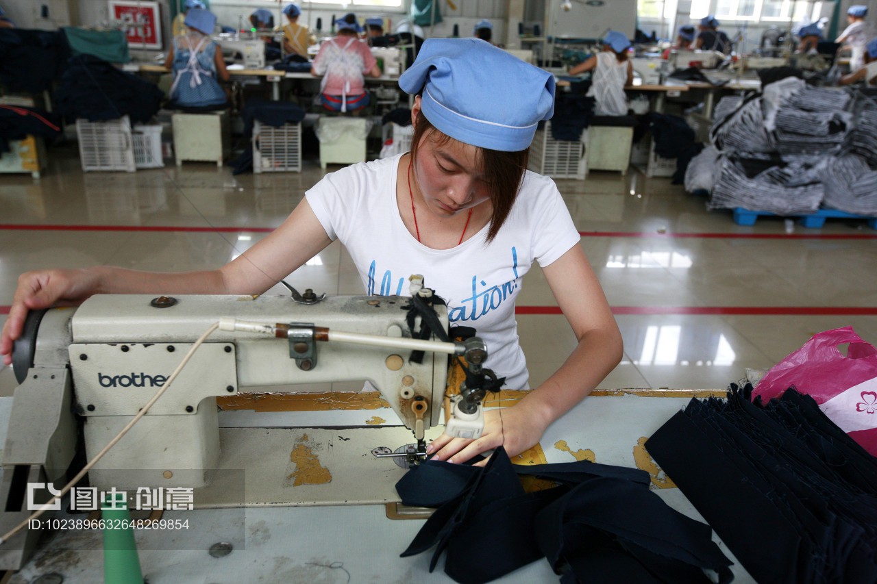 安徽省淮北市秋艷服裝廠,女工在生產車間內加工出口到歐美地區(qū)的服裝產品。